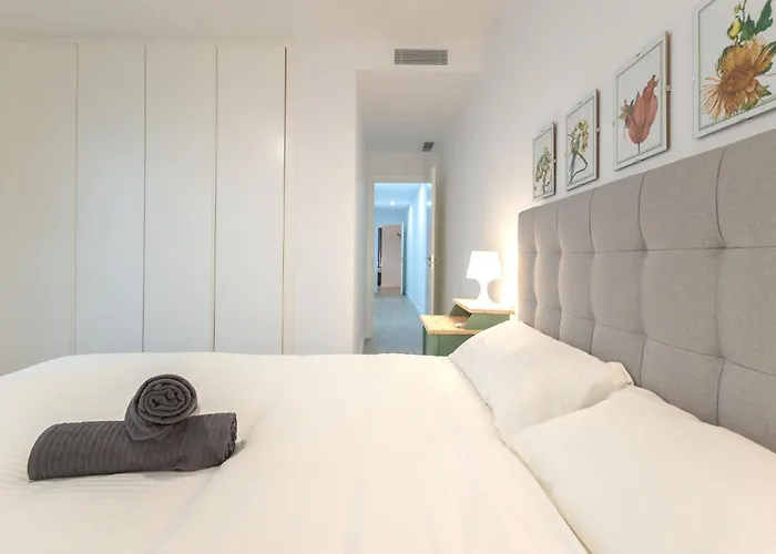 Charming 2 Bedroom Apartment By Torre Del Oro By Ocityzen